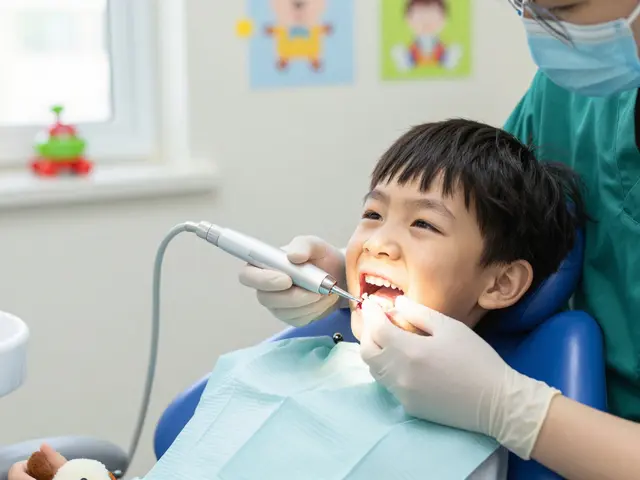 Jak zubní kámen u dětí ovlivňuje jejich zdraví: rizika, příznaky a co s tím dělat