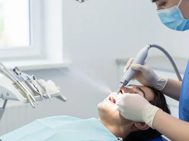 Kolik stojí pískování zubu v roce 2026? Cena, co zahrnuje a kdy je skutečně potřeba