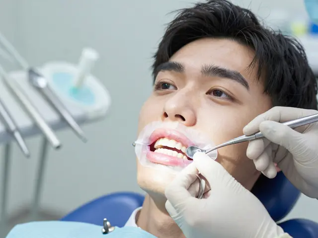 Jaké jsou možné vedlejší účinky bělení zubů: co vás může čekat a jak se připravit