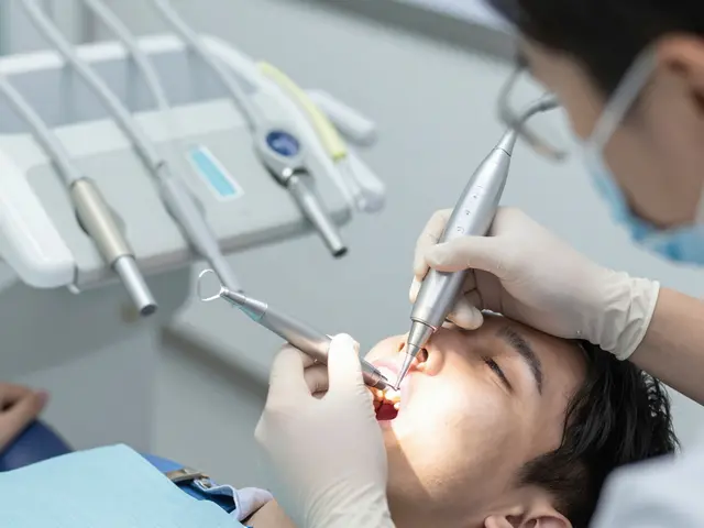 Zubní kámen pod dásní: jak ho odstranit a jaké jsou skutečné triky