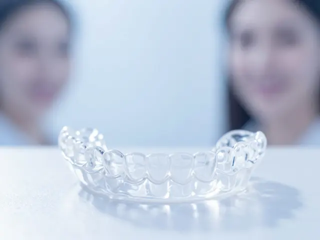 Jak vybrat správnou sadu neviditelných rovnátek: Kompletní průvodce