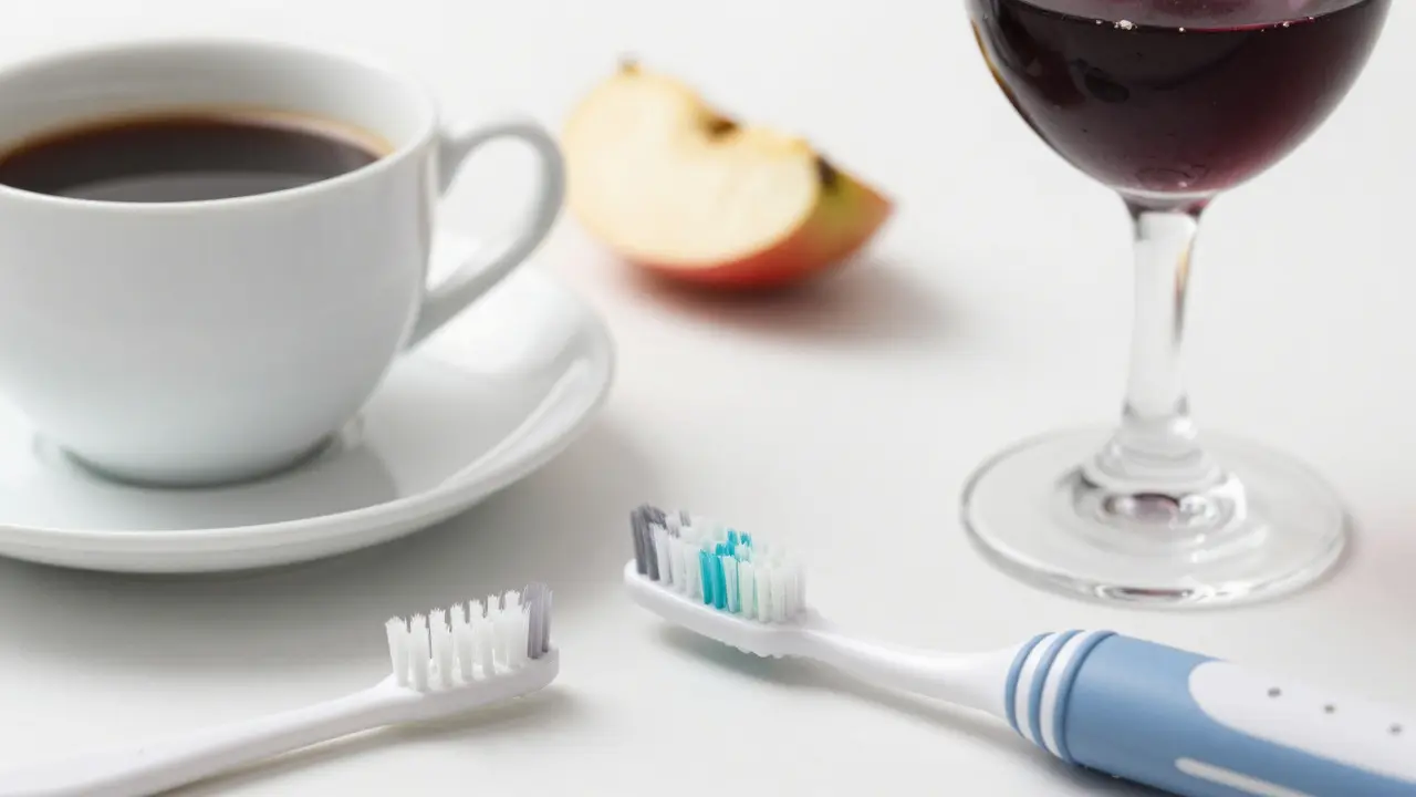 Hygiena zubů s rovnátky: kartáček, káva a riziko zabarvení