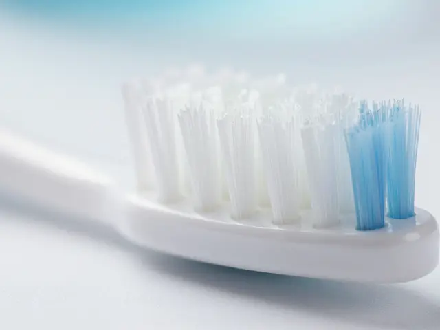 Jakou tvrdost zubního kartáčku vybrat? Průvodce výběrem Curaprox