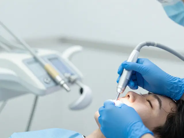 Které pojišťovny hradí dentální hygienu v roce 2026? Kompletní přehled